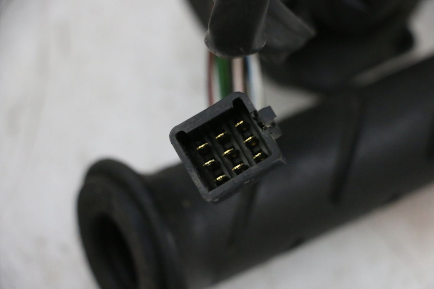 photo de ZESTAW PRZEŁĄCZNIKÓW KIEROWNICY PEUGEOT SATELIS 125 (2013 - 2018) - Inny kąt widzenia