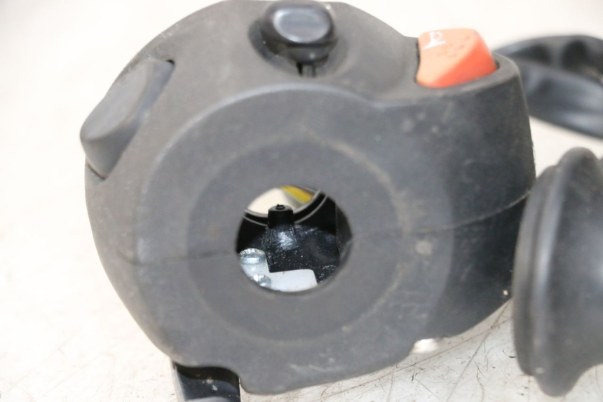 photo de ZESTAW PRZEŁĄCZNIKÓW KIEROWNICY PEUGEOT SATELIS 125 (2013 - 2018) - Zbliżenie techniczne