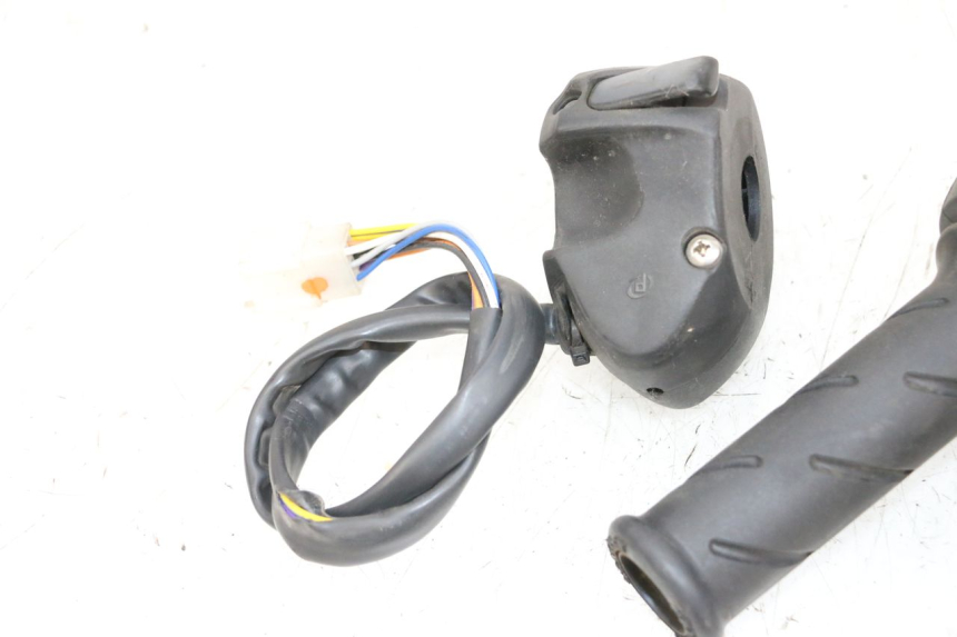 photo de ZESTAW PRZEŁĄCZNIKÓW KIEROWNICY PEUGEOT SATELIS 125 (2013 - 2018) - Punkty mocowania