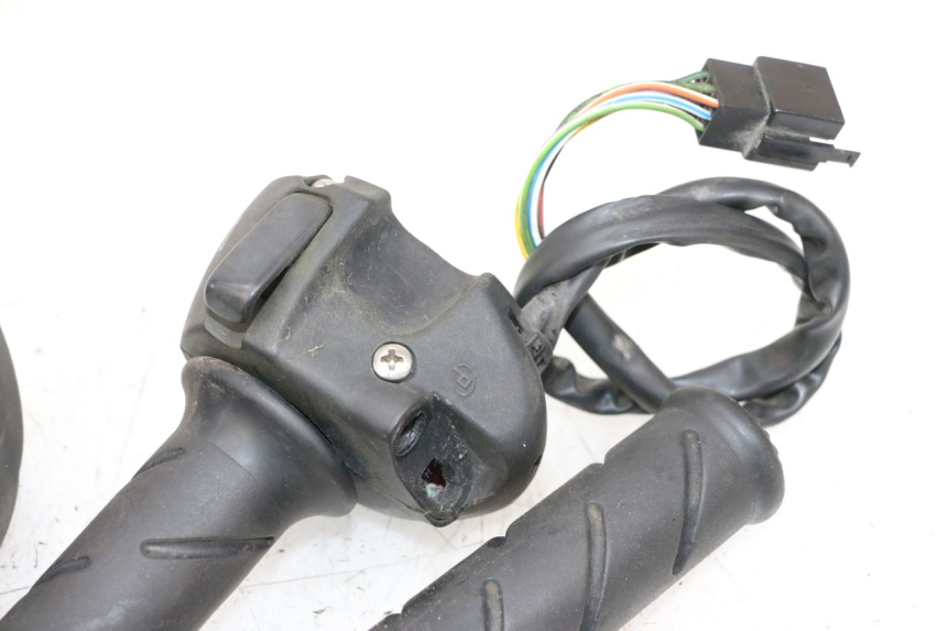 photo de ZESTAW PRZEŁĄCZNIKÓW KIEROWNICY PEUGEOT SATELIS 125 (2013 - 2018) - Stan powierzchni