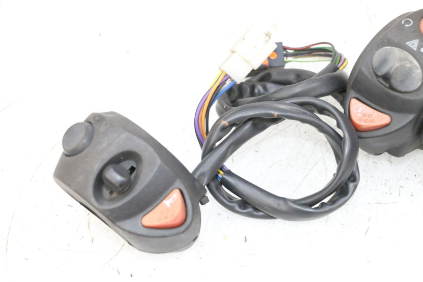 photo de ZESTAW PRZEŁĄCZNIKÓW KIEROWNICY PEUGEOT SATELIS 125 (2013 - 2018) - Oznaczenia i referencje