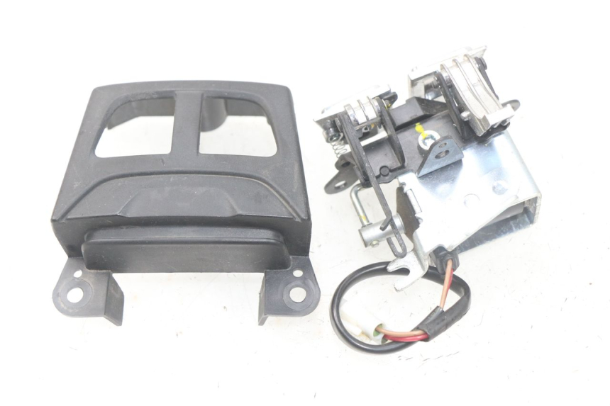 photo de ZESTAW PRZEŁĄCZNIKÓW KIEROWNICY YAMAHA YP T-MAX TMAX 530 (2017 - 2020) - Zbliżenie techniczne