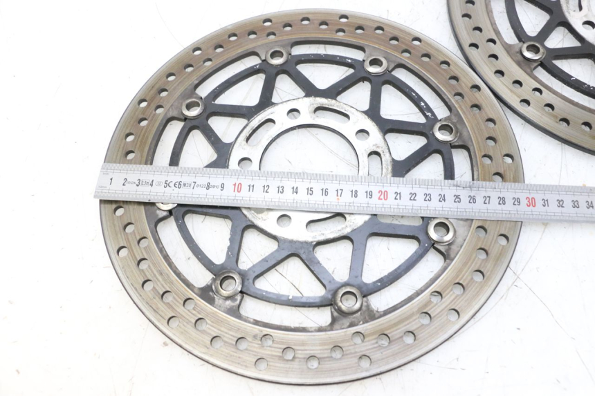 photo de ZESTAW PRZEDNICH TARCZ HAMULCOWYCH SUZUKI GSXR GSX-R 1000 (2003 - 2004) - Zbliżenie techniczne