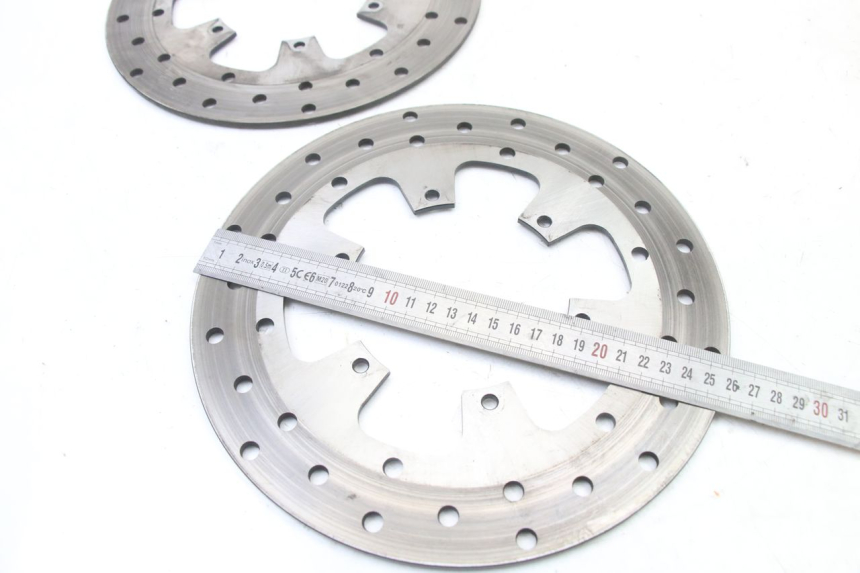 photo de ZESTAW PRZEDNICH TARCZ HAMULCOWYCH PIAGGIO MP3 500 (2014 - 2017) - Zbliżenie techniczne