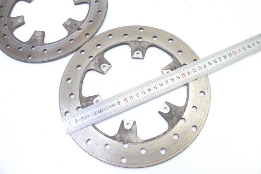 photo de ZESTAW PRZEDNICH TARCZ HAMULCOWYCH PIAGGIO MP3 RL 250 (2006 - 2010) - Zbliżenie techniczne