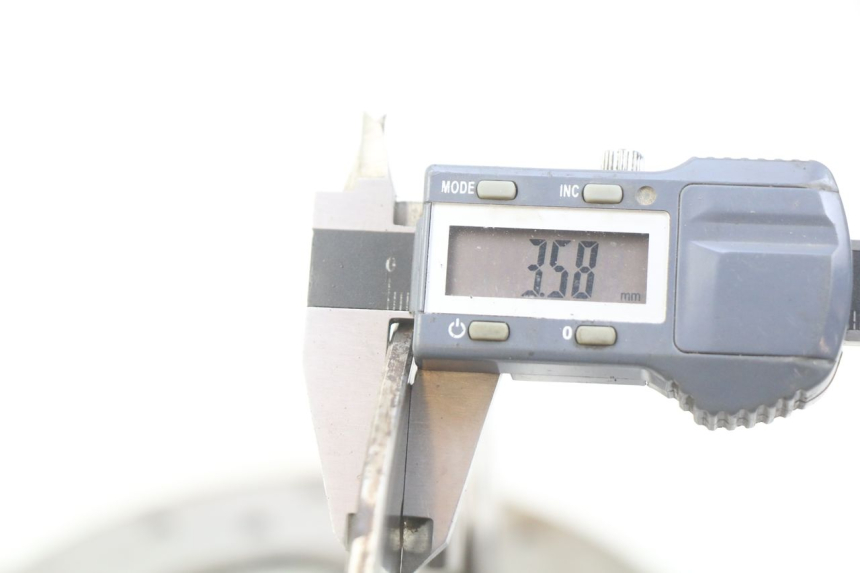 photo de ZESTAW PRZEDNICH TARCZ HAMULCOWYCH PIAGGIO X9 EVOLUTION 125 (2003 - 2007) - Zbliżenie techniczne