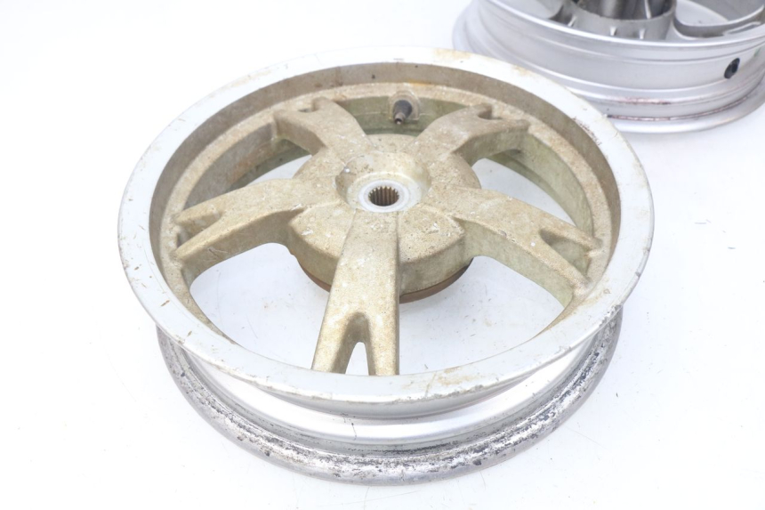 photo de PARA KOŁA PEUGEOT KISBEE 4T 50 (2010 - 2017) - Zbliżenie komponentów