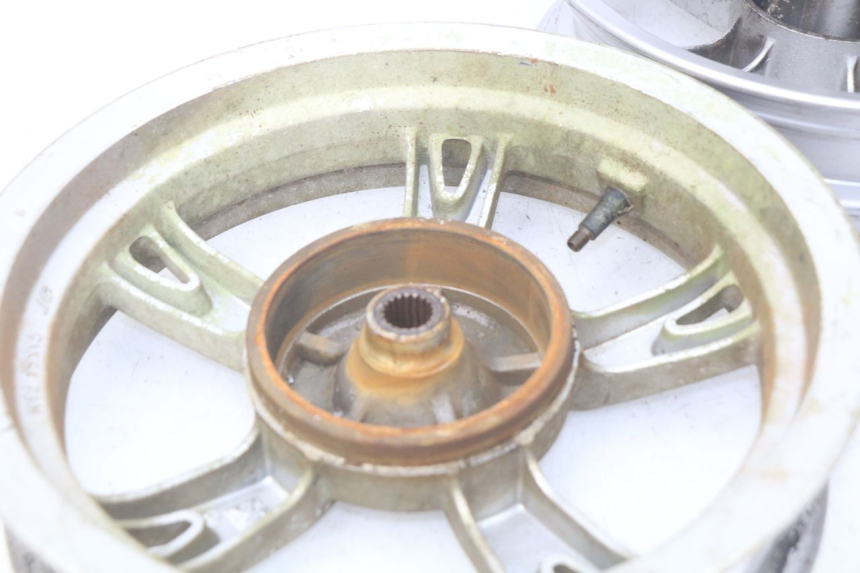 photo de PARA KOŁA PEUGEOT KISBEE 4T 50 (2010 - 2017) - Widok z bliska