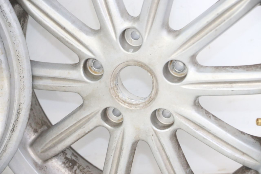 photo de PARA KOŁA PIAGGIO MP3 LT 300 (2010 - 2016) - Widok z bliska