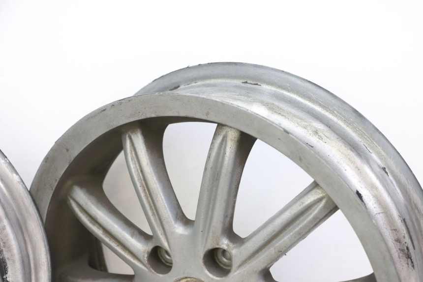 photo de PARA KOŁA PIAGGIO MP3 125 (2006 - 2014) - Struktura - zbliżenie