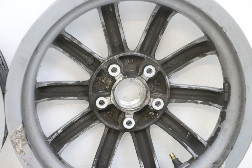 photo de PARA KOŁA PIAGGIO MP3 RL 250 (2006 - 2010) - Szczegóły charakterystyczne