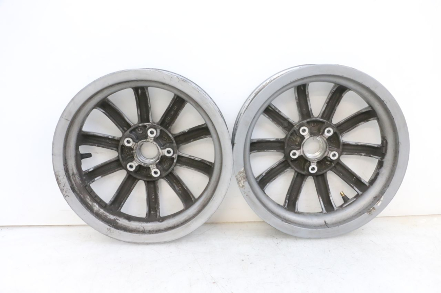 photo de PARA KOŁA PIAGGIO MP3 RL 250 (2006 - 2010) - Struktura - zbliżenie