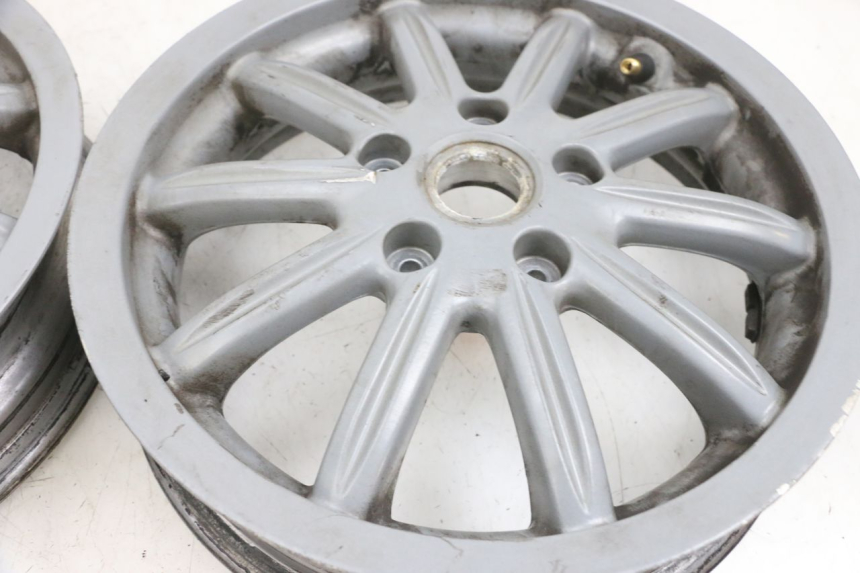 photo de PARA KOŁA PIAGGIO MP3 RL 250 (2006 - 2010) - Zbliżenie techniczne