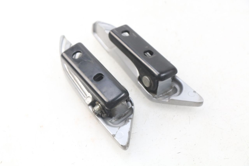 photo de ZESTAW TYLNYCH PODNÓŻKÓW Z PŁYTKĄ PIAGGIO LIBERTY IGET 4T 50 (2015 - 2020) - Zoom stanu zużycia