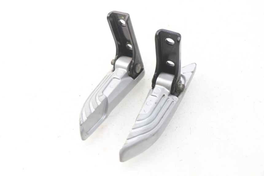 photo de ZESTAW TYLNYCH PODNÓŻKÓW Z PŁYTKĄ PIAGGIO LIBERTY IGET 4T 50 (2015 - 2020) - Inny kąt widzenia