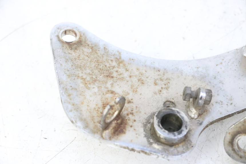 photo de ZESTAW PŁYTEK PODNÓŻKA PRZEDNIEGO HYOSUNG GV AQUILA 125 (2000 - 2009) - Inny kąt widzenia