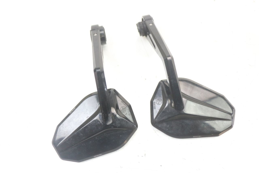 photo de PARA LUSTERKA SUZUKI GSR 750 (2011 - 2017) - Szczegół części