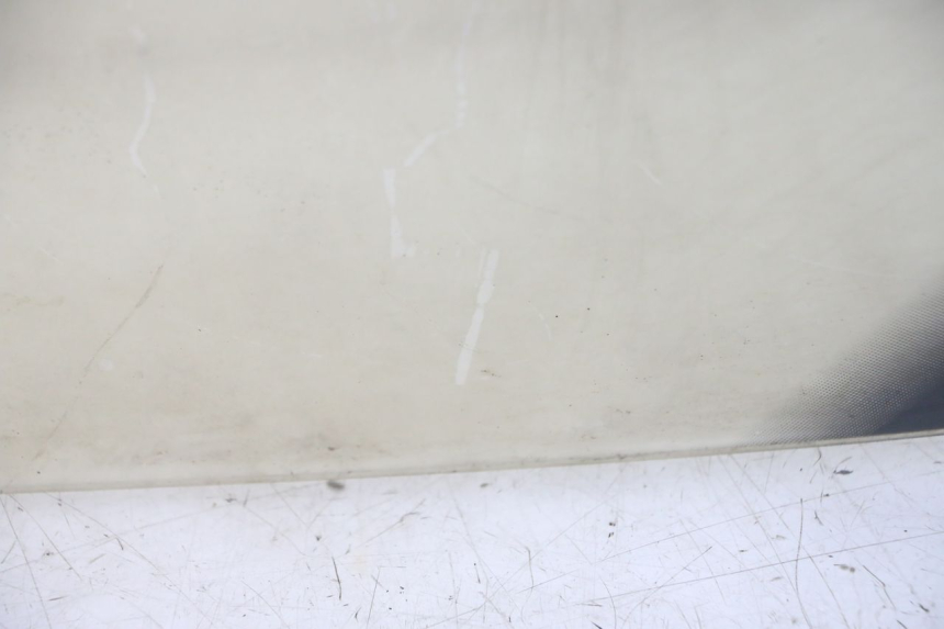 photo de SZYBA PRZEDNIA SUZUKI BURGMAN 125 (2007 - 2014) - Struktura - zbliżenie