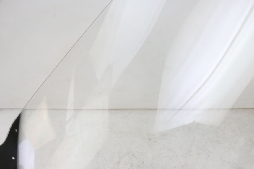 photo de SZYBA PRZEDNIA SUZUKI BURGMAN 125 (2007 - 2014) - Zoom stanu zużycia