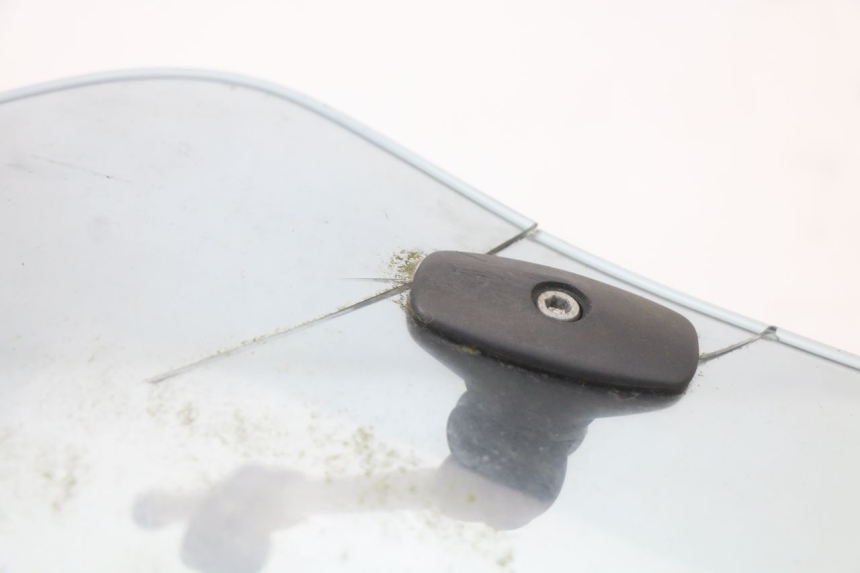 photo de SZYBA PRZEDNIA SUZUKI GN 125 (1997 - 2000) - Zoom stanu zużycia