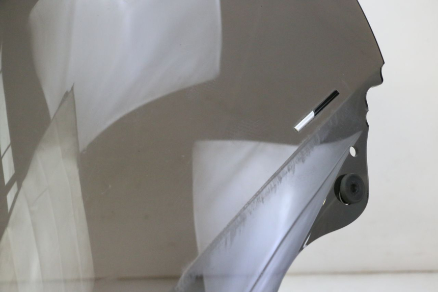 photo de SZYBA PRZEDNIA PEUGEOT SATELIS 125 (2013 - 2018) - Zoom stanu zużycia