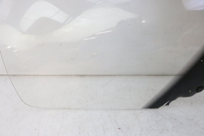 photo de SZYBA PRZEDNIA PEUGEOT SATELIS 125 (2010 - 2012) - Zbliżenie komponentów