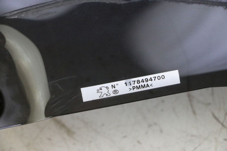 photo de SZYBA PRZEDNIA PEUGEOT SATELIS 125 (2013 - 2018) - Szczegóły charakterystyczne