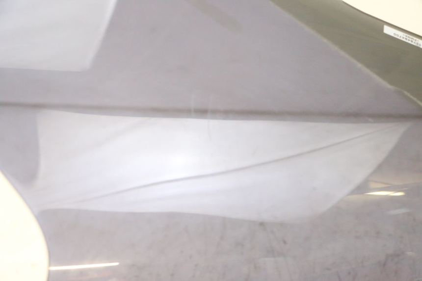 photo de SZYBA PRZEDNIA PEUGEOT SATELIS 125 (2013 - 2018) - Zoom stanu zużycia