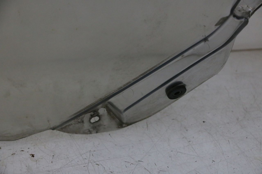 photo de SZYBA PRZEDNIA PEUGEOT SATELIS 125 (2006 - 2009) - Szczegóły charakterystyczne