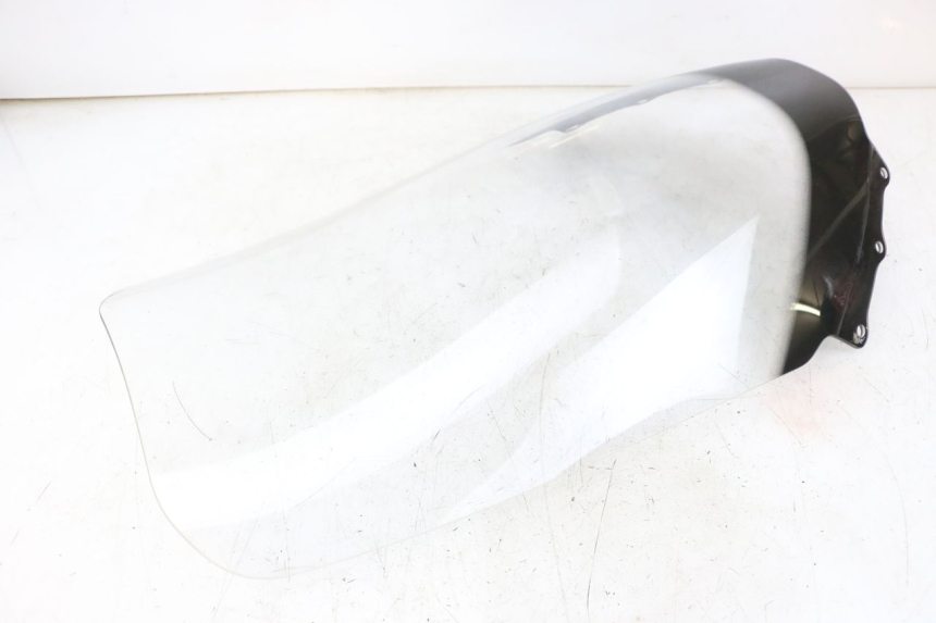 photo de SZYBA PRZEDNIA SUZUKI BURGMAN 125 (2018 - 2021) - Zbliżenie techniczne