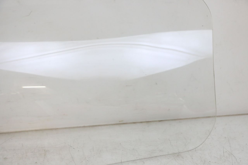 photo de SZYBA PRZEDNIA SUZUKI BURGMAN 125 (2018 - 2021) - Szczegóły charakterystyczne