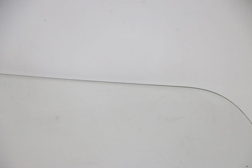 photo de SZYBA PRZEDNIA SUZUKI BURGMAN 125 (2018 - 2021) - Zbliżenie komponentów