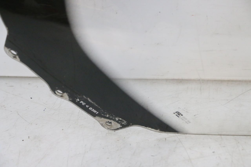 photo de SZYBA PRZEDNIA SUZUKI BURGMAN 125 (2015 - 2017) - Struktura - zbliżenie