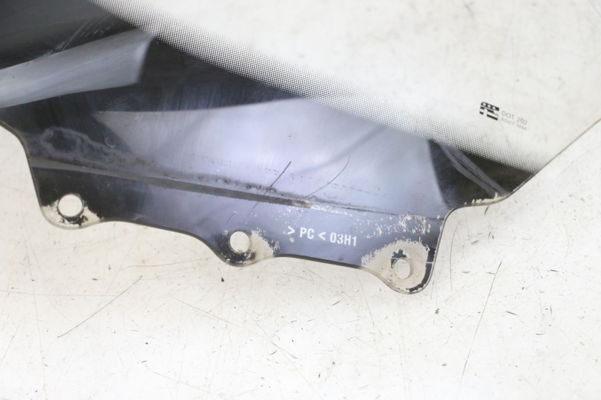 photo de SZYBA PRZEDNIA SUZUKI BURGMAN 125 (2015 - 2017) - Stan powierzchni