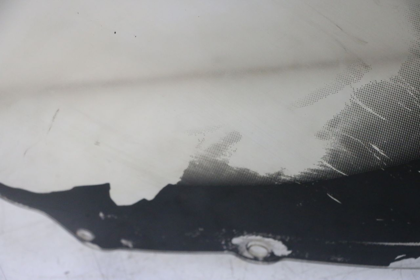 photo de SZYBA PRZEDNIA SUZUKI UH BURGMAN 125 (2002 - 2006) - Struktura - zbliżenie