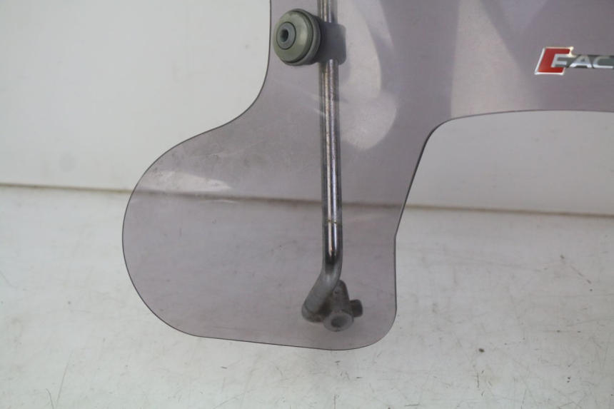 photo de SZYBA PRZEDNIA PIAGGIO VESPA SPRINT 2T 50 (2014 - 2018) - Zbliżenie komponentów