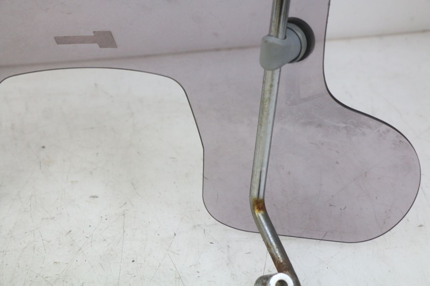 photo de SZYBA PRZEDNIA PIAGGIO VESPA SPRINT 2T 50 (2014 - 2018) - Zoom stanu zużycia