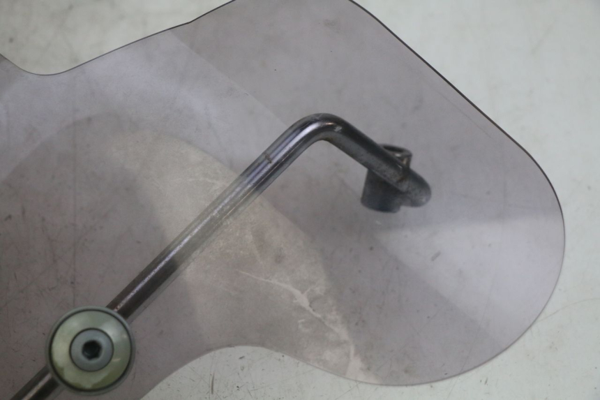 photo de SZYBA PRZEDNIA PIAGGIO VESPA SPRINT 2T 50 (2014 - 2018) - Stan powierzchni