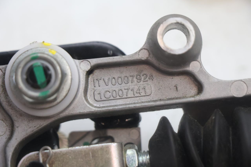 photo de PEDAŁ HAMULCA PIAGGIO MP3 HPE 530 (2022 - 2026) - Zbliżenie techniczne