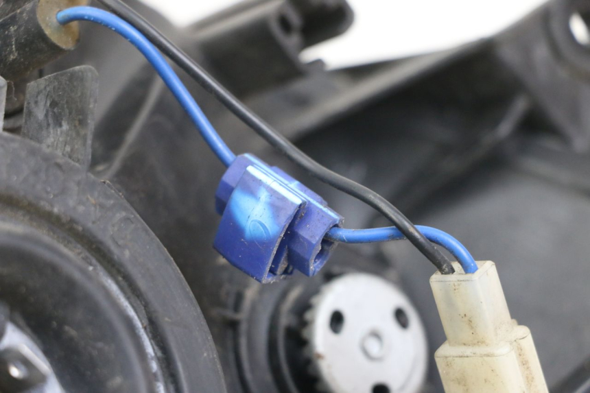 photo de REFLEKTOR PRZEDNI YAMAHA CYGNUS X 125 (2004 - 2007) - Szczegół części