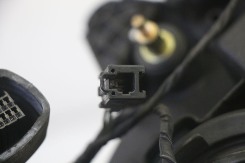 photo de REFLEKTOR PRZEDNI SUZUKI DL V STROM 1000 (2002 - 2007) - Szczegóły charakterystyczne