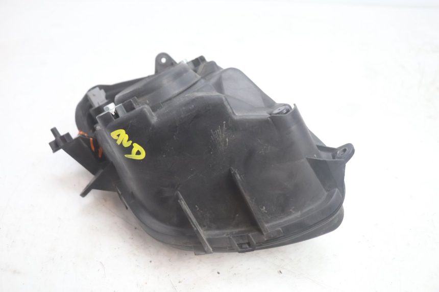 photo de PRZEDNI PRAWY REFLEKTOR SUZUKI BURGMAN EXECUTIVE ABS 650 (2006 - 2012) - Widok z bliska