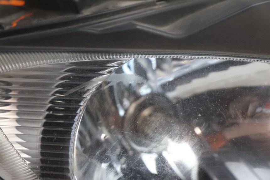 photo de PRZEDNI PRAWY REFLEKTOR SUZUKI BURGMAN EXECUTIVE ABS 650 (2006 - 2012) - Zoom stanu zużycia