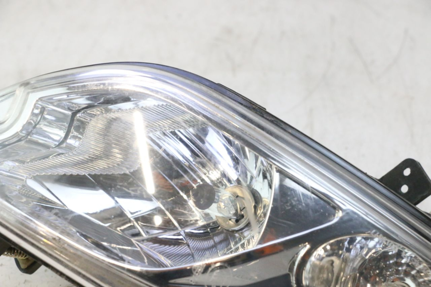 photo de PRAWA LAMPA PRZEDNIA PEUGEOT CITYSTAR 2T 50 (2018 - 2021) - Punkty mocowania