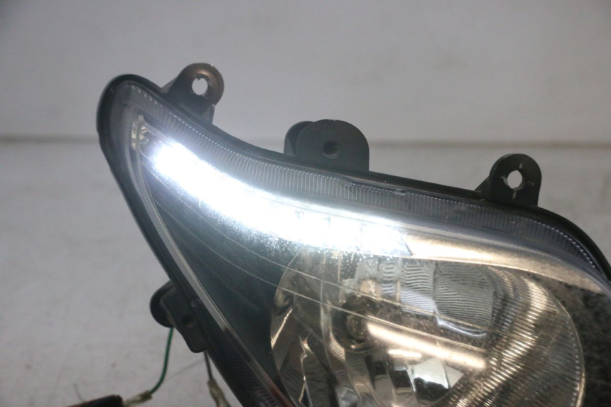 photo de PRAWA LAMPA PRZEDNIA SYM GTS EVO 125 (2009 - 2013) - Szczegóły charakterystyczne