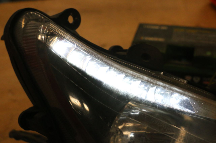 photo de PRAWA LAMPA PRZEDNIA SYM GTS EVO 125 (2009 - 2013) - Szczegół części