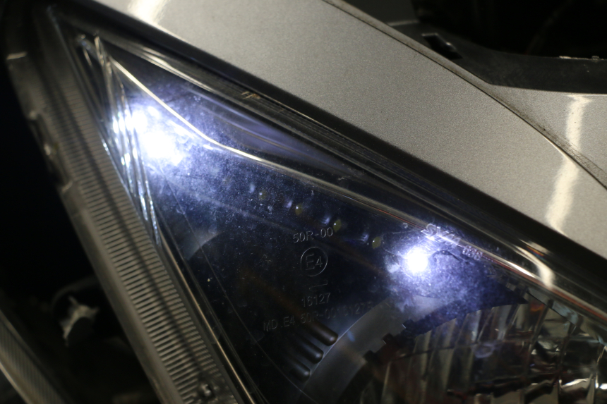 photo de PRAWA LAMPA PRZEDNIA SYM JOYMAX 125 (2010 - 2017) - Zoom stanu zużycia