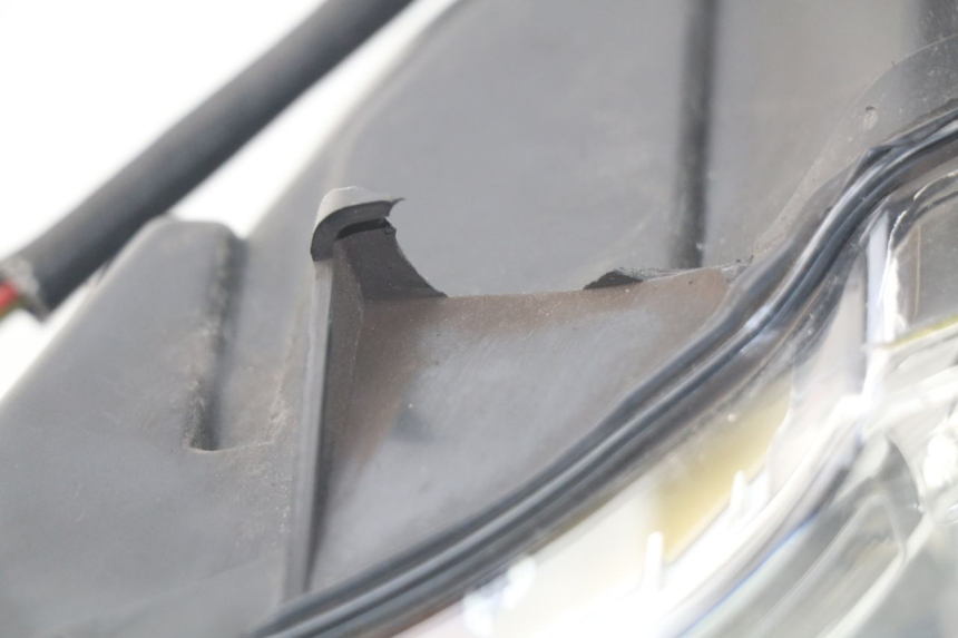 photo de PRAWA LAMPA PRZEDNIA PEUGEOT SATELIS 300 (2012 - 2015) - Oznaczenia i referencje