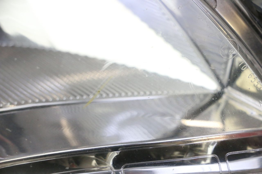 photo de PRAWA LAMPA PRZEDNIA PEUGEOT SATELIS 125 (2013 - 2018) - Szczegół części