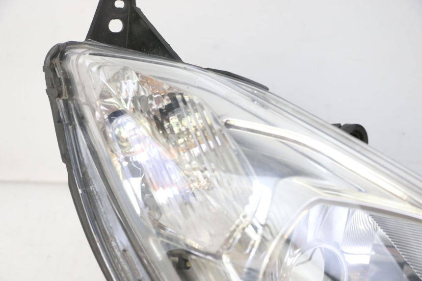 photo de PRAWA LAMPA PRZEDNIA PEUGEOT SATELIS 125 (2013 - 2018) - Zbliżenie komponentów